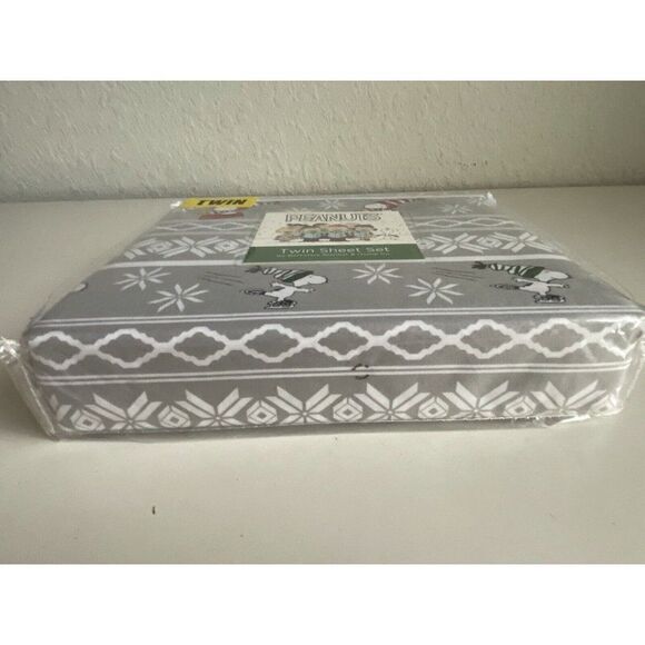 Peanuts Snoopy Sledding Ice Skating Winter Twin Size Super Soft Sheet Set NEW - Picture 11 of 11